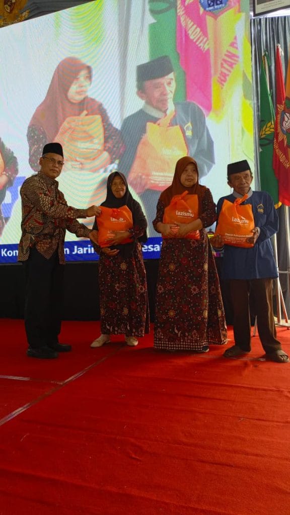 Lazismu Kabupaten Malang Salurkan Sembako untuk Dhuafa